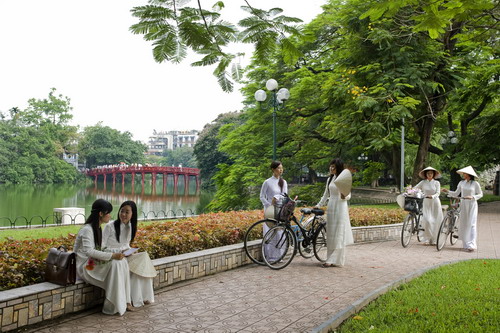 Nữ sinh Hà Thành trong chiều hè bên Hồ Gươm